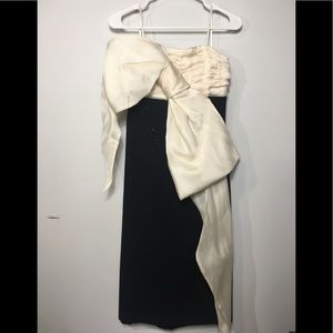 St. John Evening Black/Brt. White Sleeveless Dress